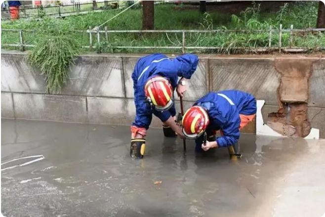 麒麟?yún)^(qū)遭暴雨突襲|部分道路積水嚴(yán)重，消防緊急排澇解憂
