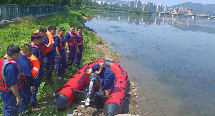 補(bǔ)短板強(qiáng)弱項(xiàng)，提技能礪精兵，縣應(yīng)急管理局開(kāi)展水上救援訓(xùn)練