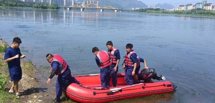 補(bǔ)短板強(qiáng)弱項(xiàng)，提技能礪精兵，縣應(yīng)急管理局開(kāi)展水上救援訓(xùn)練